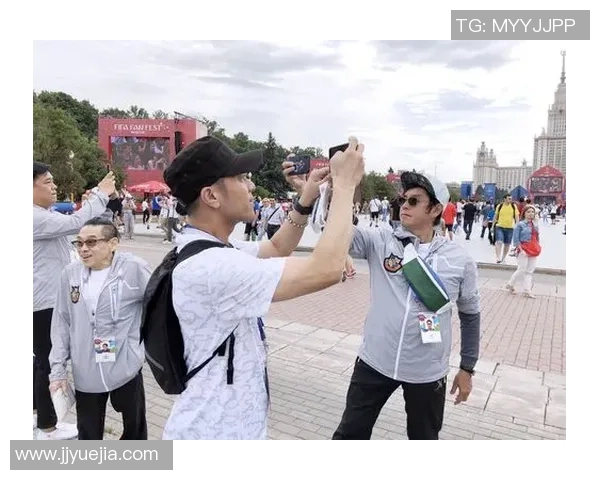 足球巨星与飞机同框瞬间 揭秘空中旅行中的明星风采